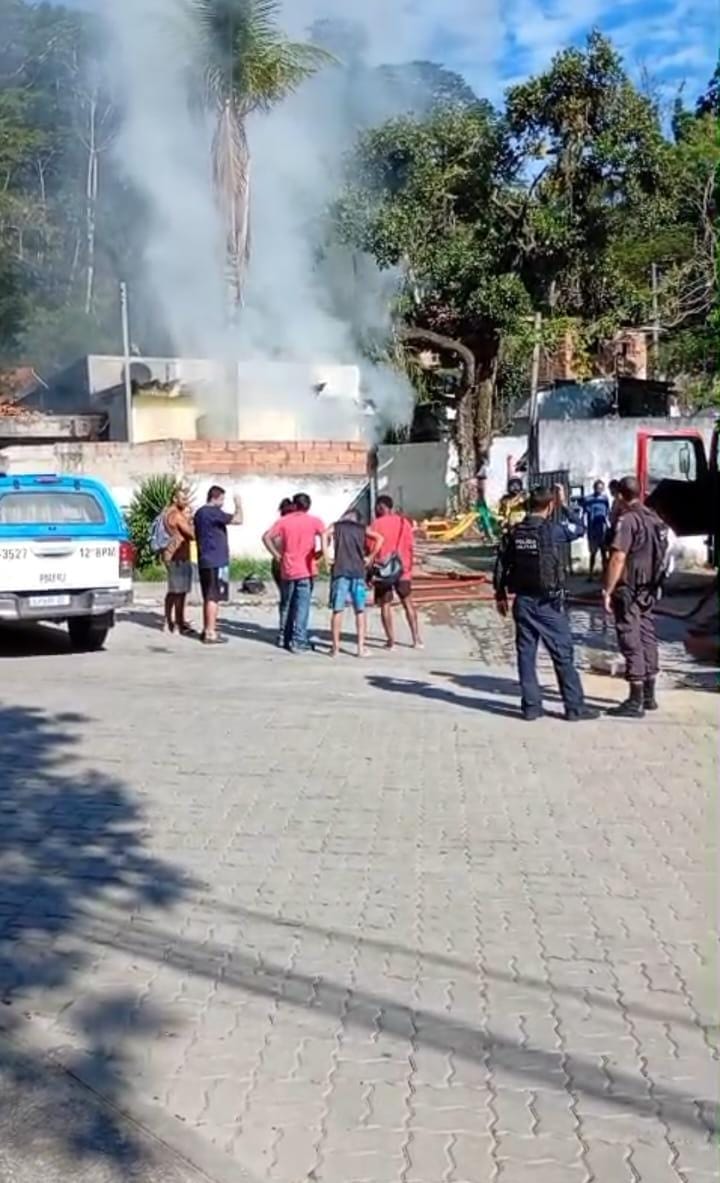 Mulher é detida após atear fogo na própria casa com três filhos dentro, em Niterói